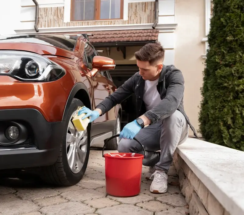 Lavage auto à domicile Le Bourget-du-Lac : professionnel intervenant sur un véhicule